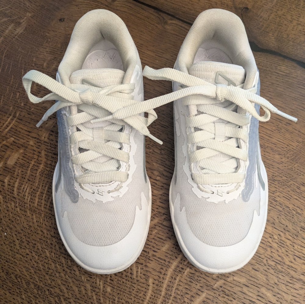 Puma White Athletic Shoes Sleek Performance Design